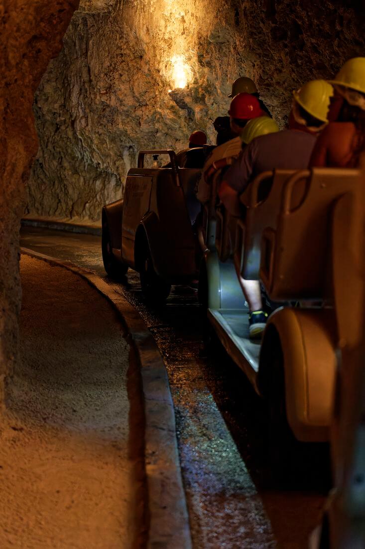 Petit train dans les grotte d'harrison caves Barbade
