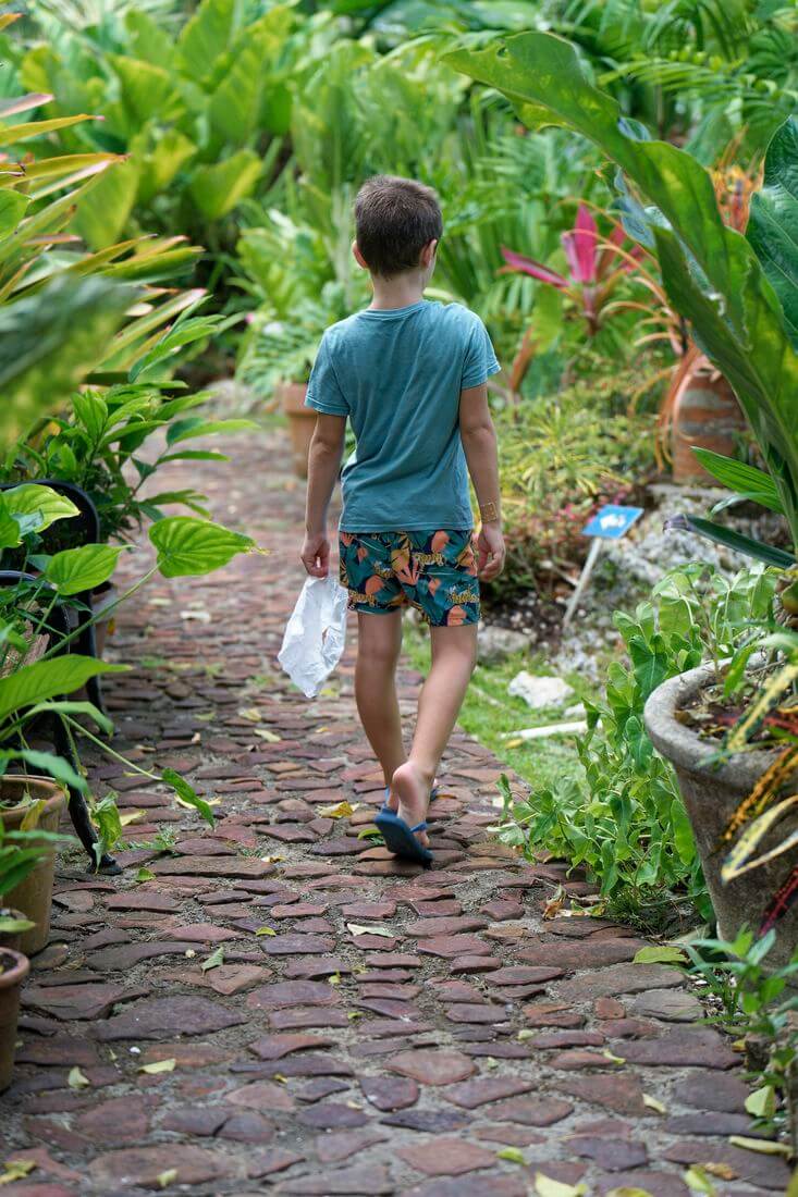 Familienausflug in einen Garten spaziergang im andromeda-garten