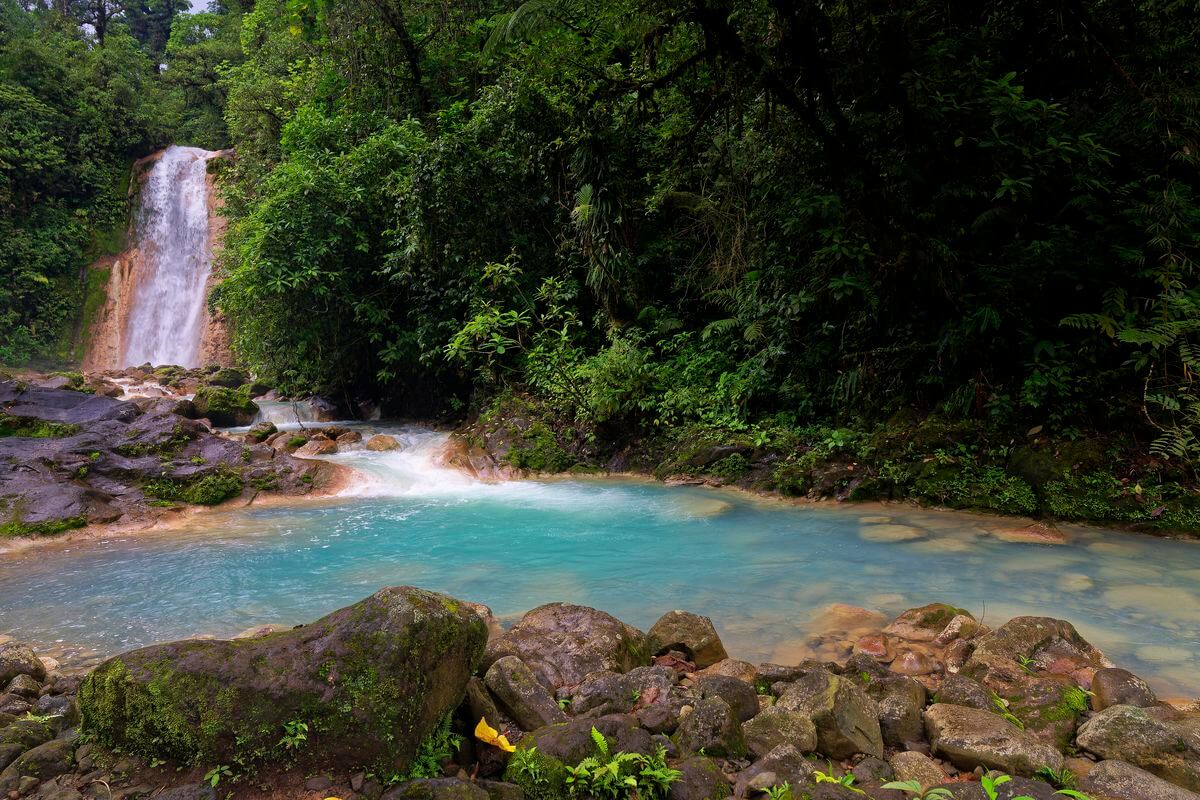 Kaskadenblaue Wasserfälle Costa Rica wunderschöner blauer wasserfall in costa rica