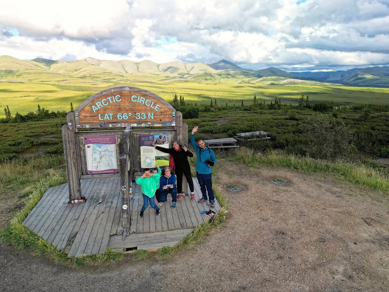 Arrivée à la frontiere au cercle de l'arctique Frontière du cercle de l'Arctique