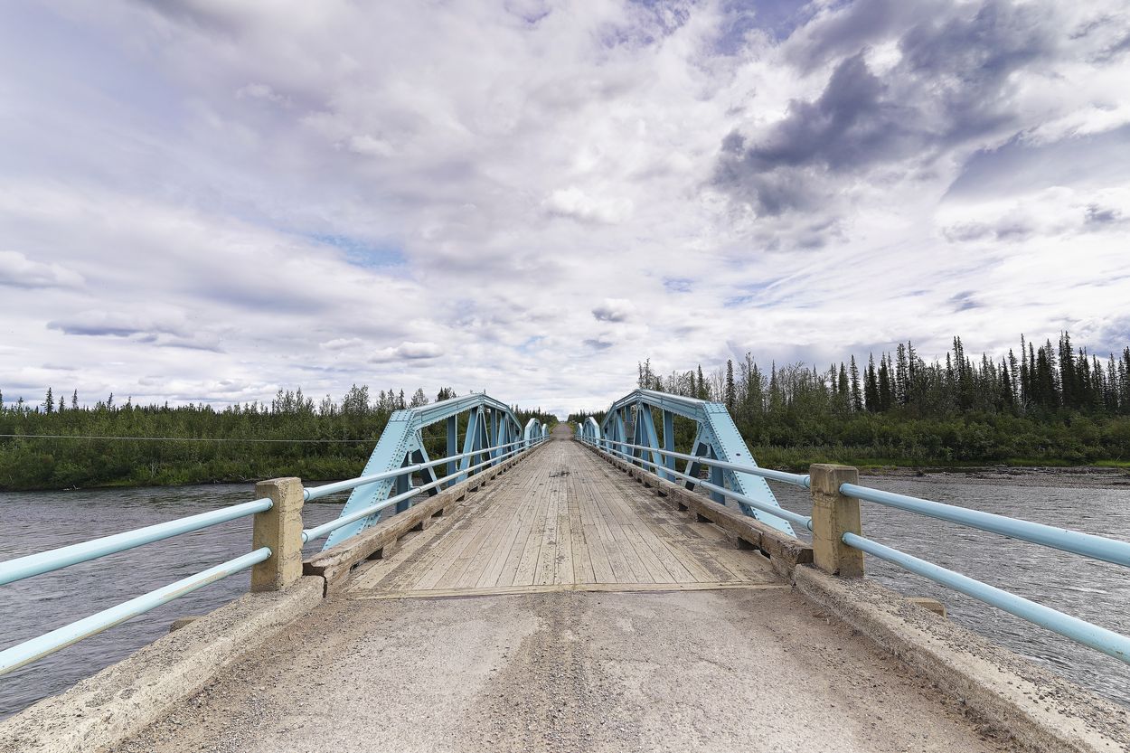 préparation pour le dempster highway pont à l'netrée de la Dempster Highway