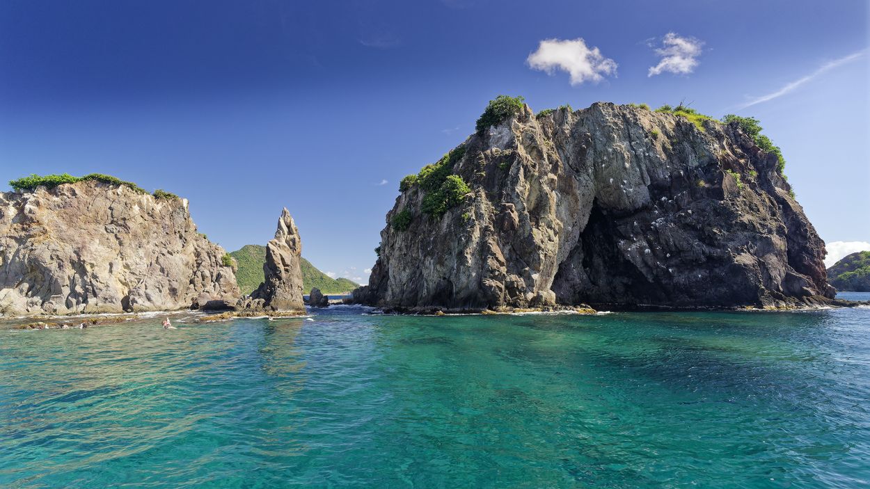 eau sublime aux saintes falaise et eau turquoise