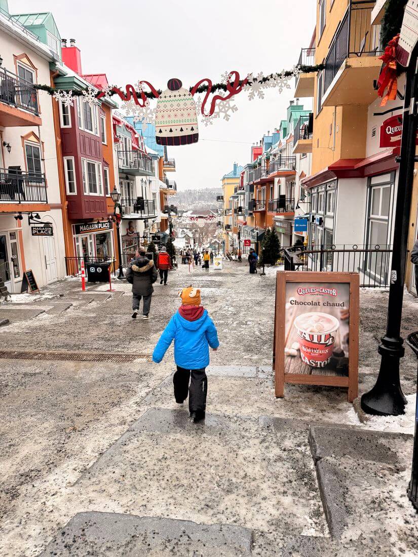 Übernachten in Mont Tremblant Laurentides spaziergang durch die straßen von mont tremblant