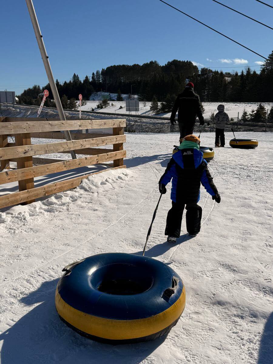 Snowtubing mit den Kindern aktivitäten für familien: snowtubing