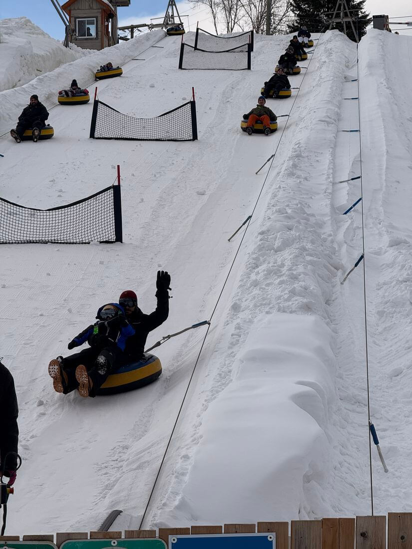 Sylvain und Teo auf der Boje snowtubing mit der familie in Mont Tremblant