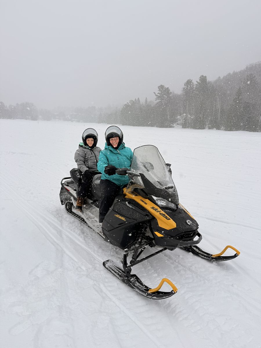 Motorschlittenteam melanie und louis auf dem schneemobil