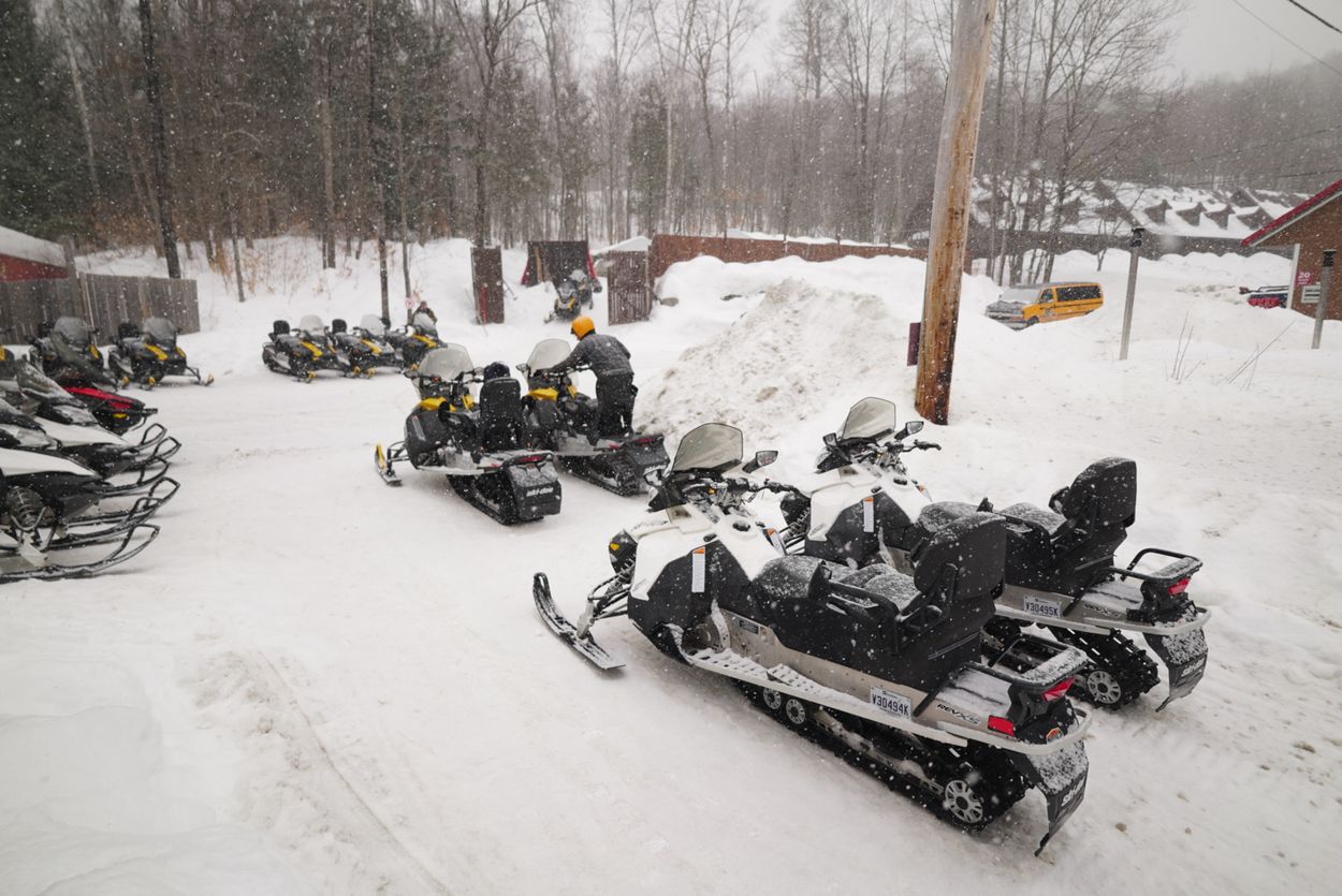 die Schneemobile bei der Ankunft motorschlitten lac morency