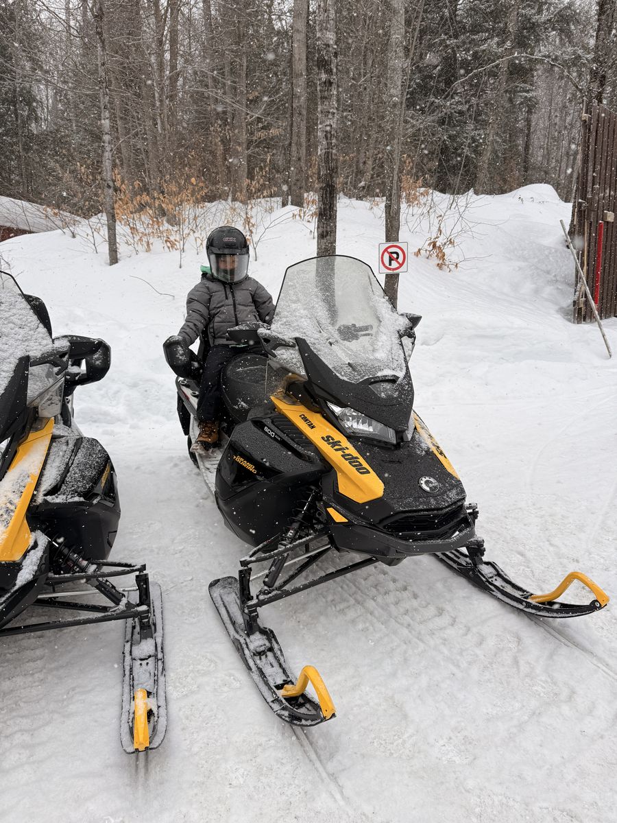 Louis auf dem Schneemobil motorschlittenfahrt