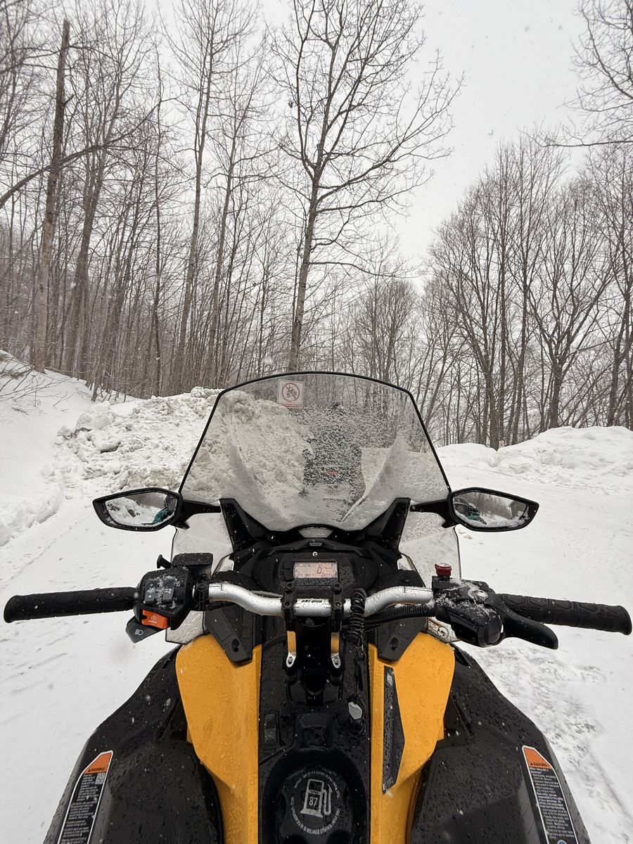 auf dem Schneemobil auf dem motorschlitten