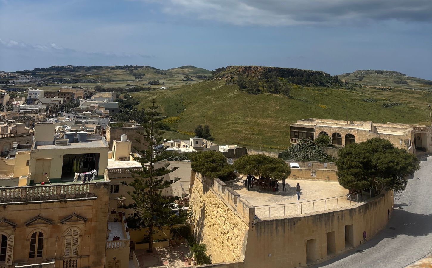 vue sur gozo depuis victoria construction et verdure de gozo