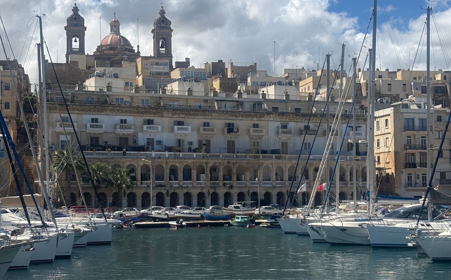 Uferpromenade von Vittoriosa boote in vittoriosa malta