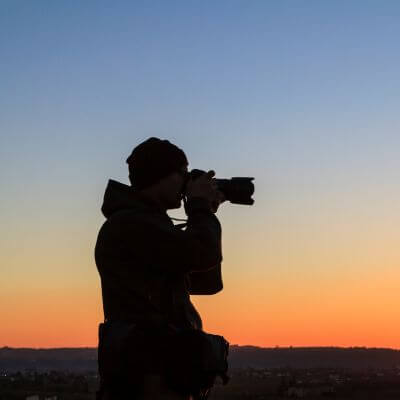 Photographe au coucher de soleil