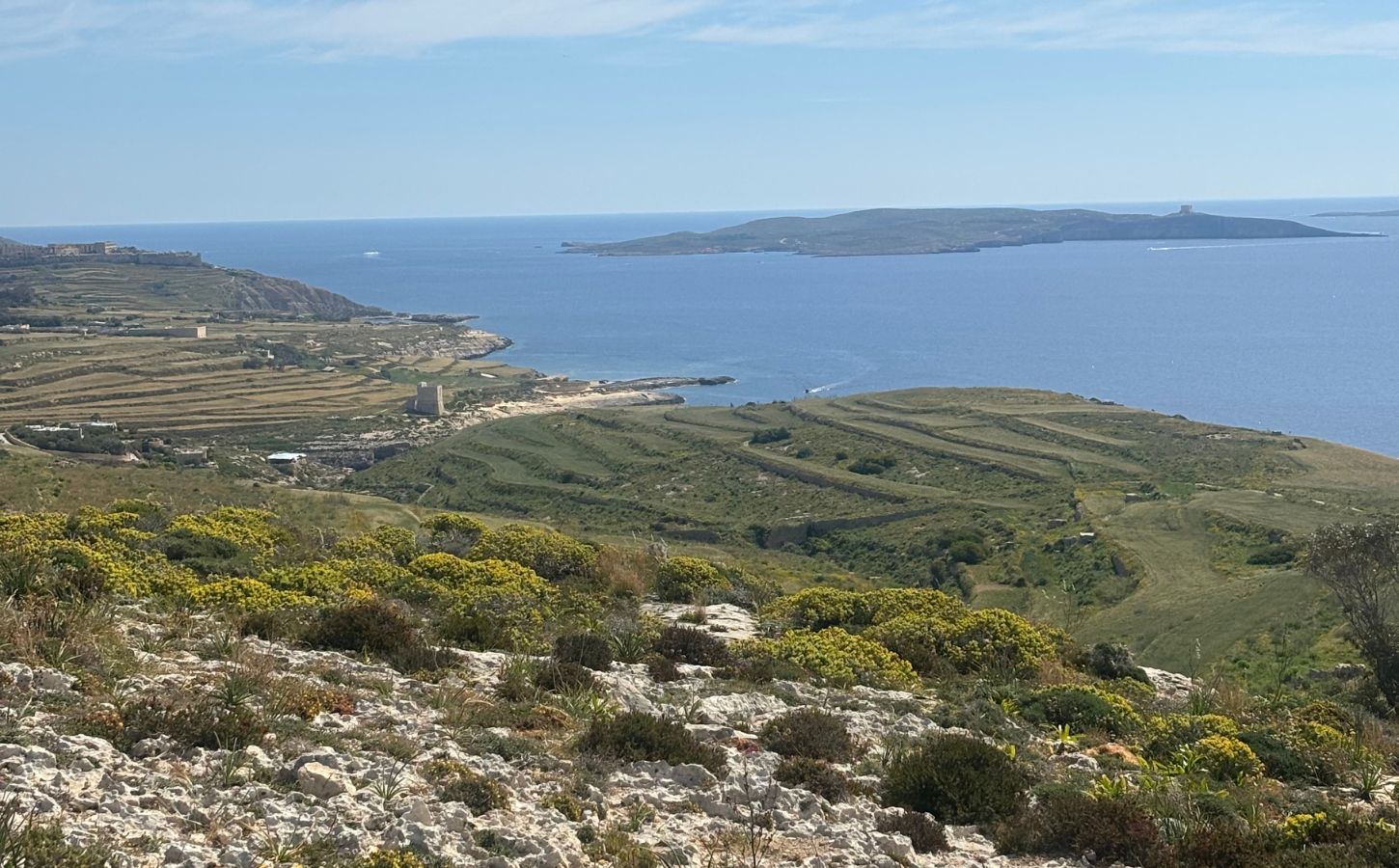 Die besten Wanderungen auf Malta blick auf comino von gozo aus