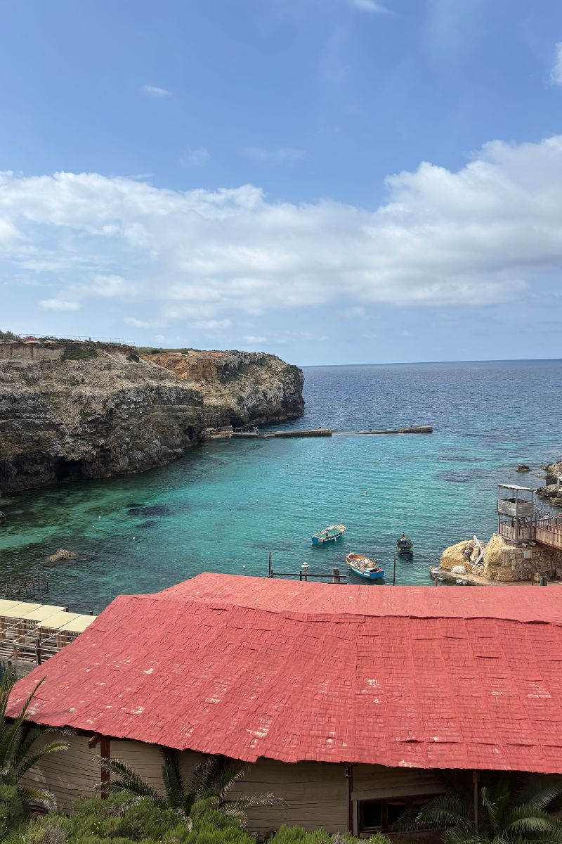 Blick auf die Anchor Bay vom Dorf Popeye anchor bay auf malta