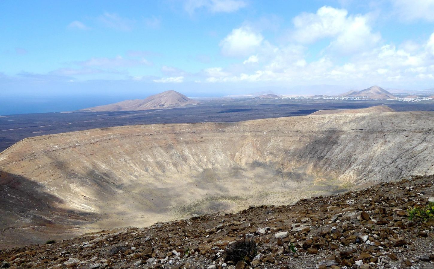 caldera blanca en lanzarote sendero alrededor de caldera blanca
