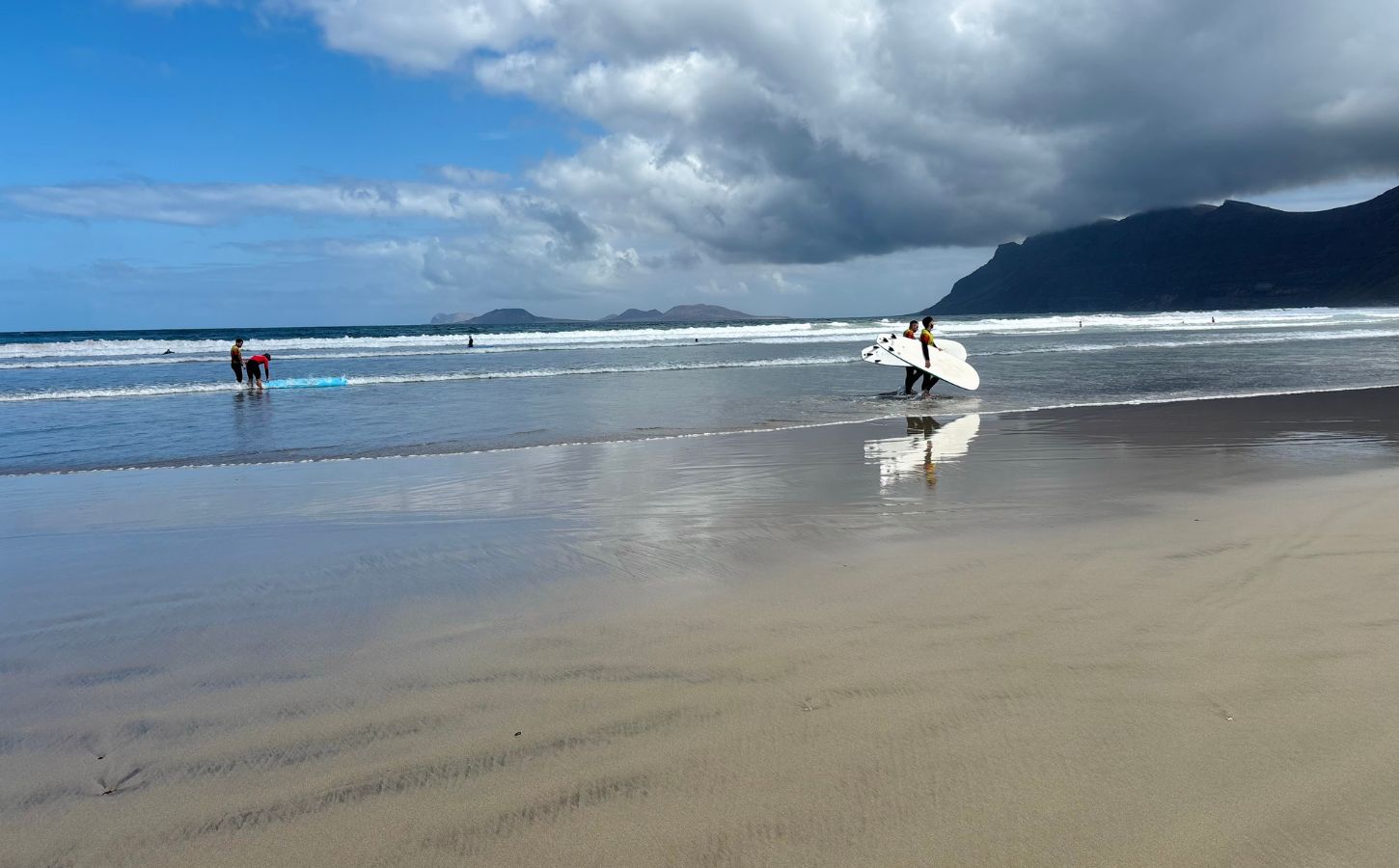 famara auf lanzarote am strand von famara surfen