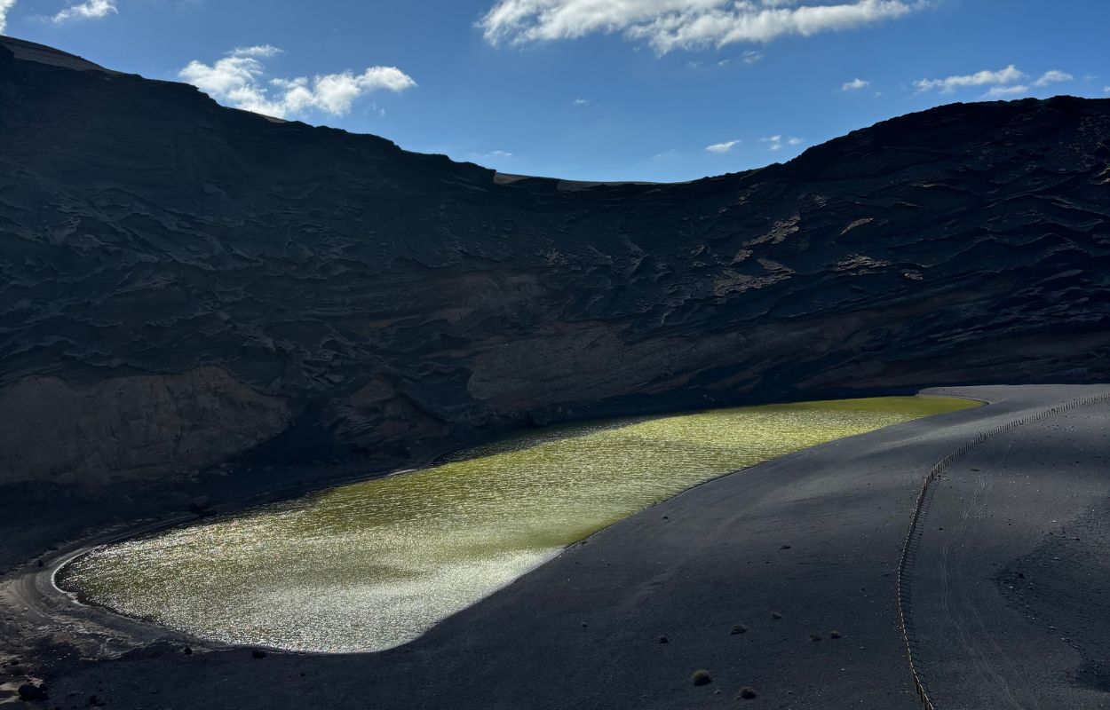lac vert avec temps nuageux lac vert lanzarote canaries