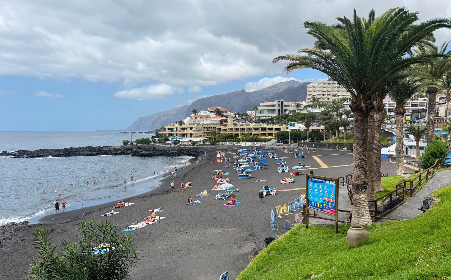 Playa de la Arena auf den Kanarischen Inseln strand mit infrastruktur auf teneriffa