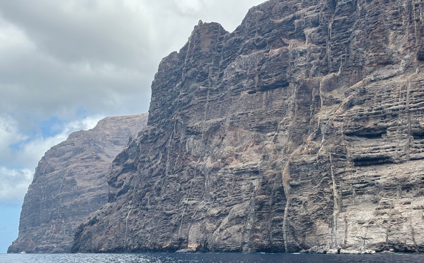 Am Fuße der Klippen von Los Gigantes felswände los gigantes auf teneriffa
