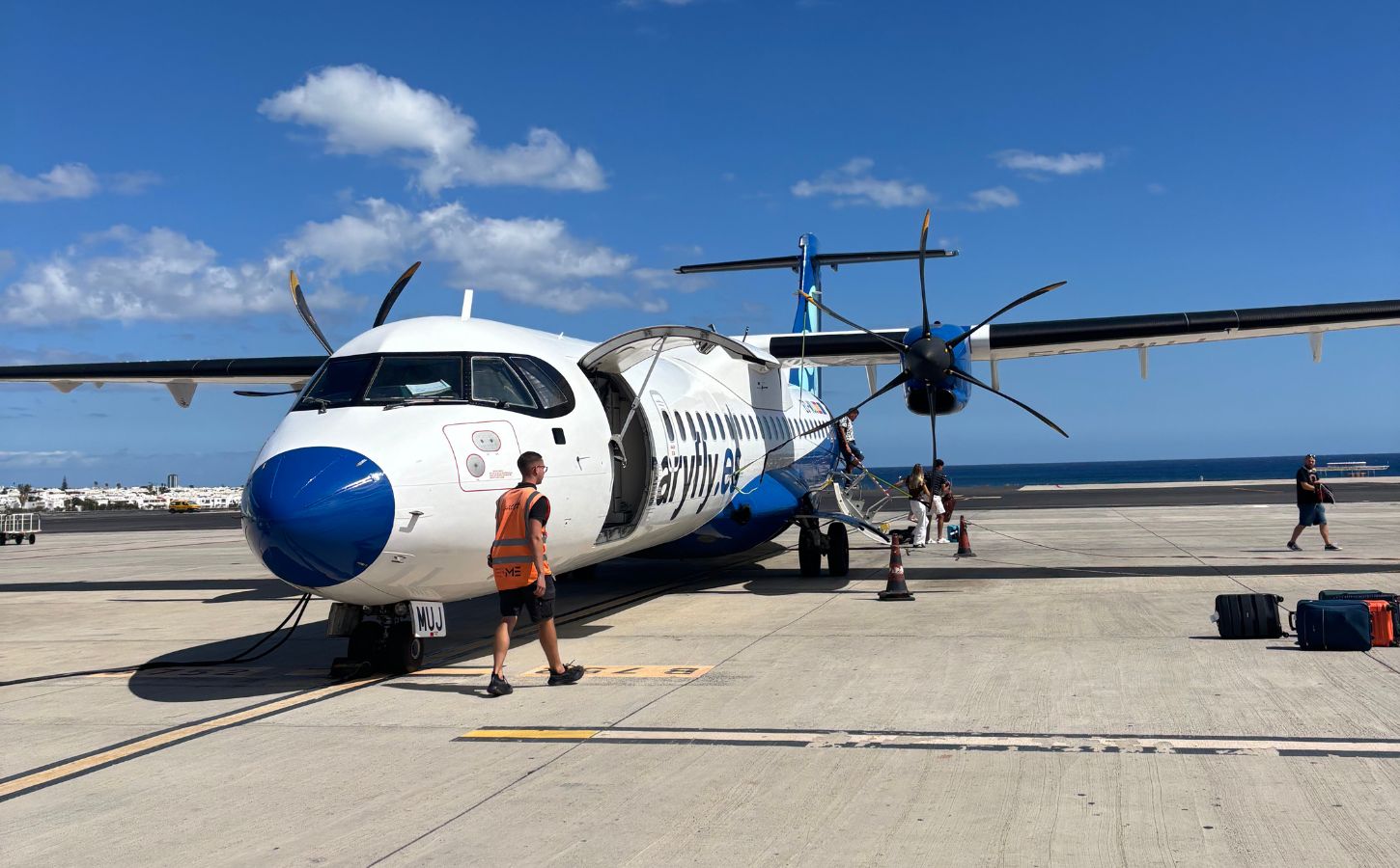 Flugzeug zwischen Teneriffa und Lanzarote flugzeug canarfly inlandsflug