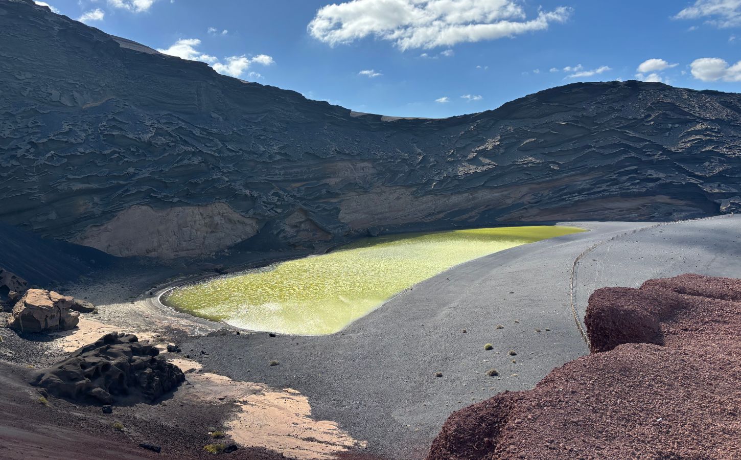 Unübersehbares Charco Verde grüner see auf lanzarote