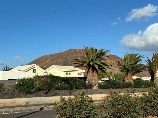 see montaña roja in playa blanca