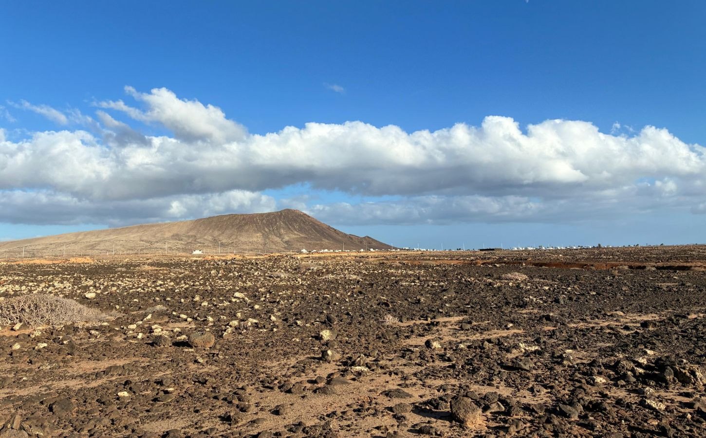 que faire et que voir à playa blanca paysages désertiques à lanzarote