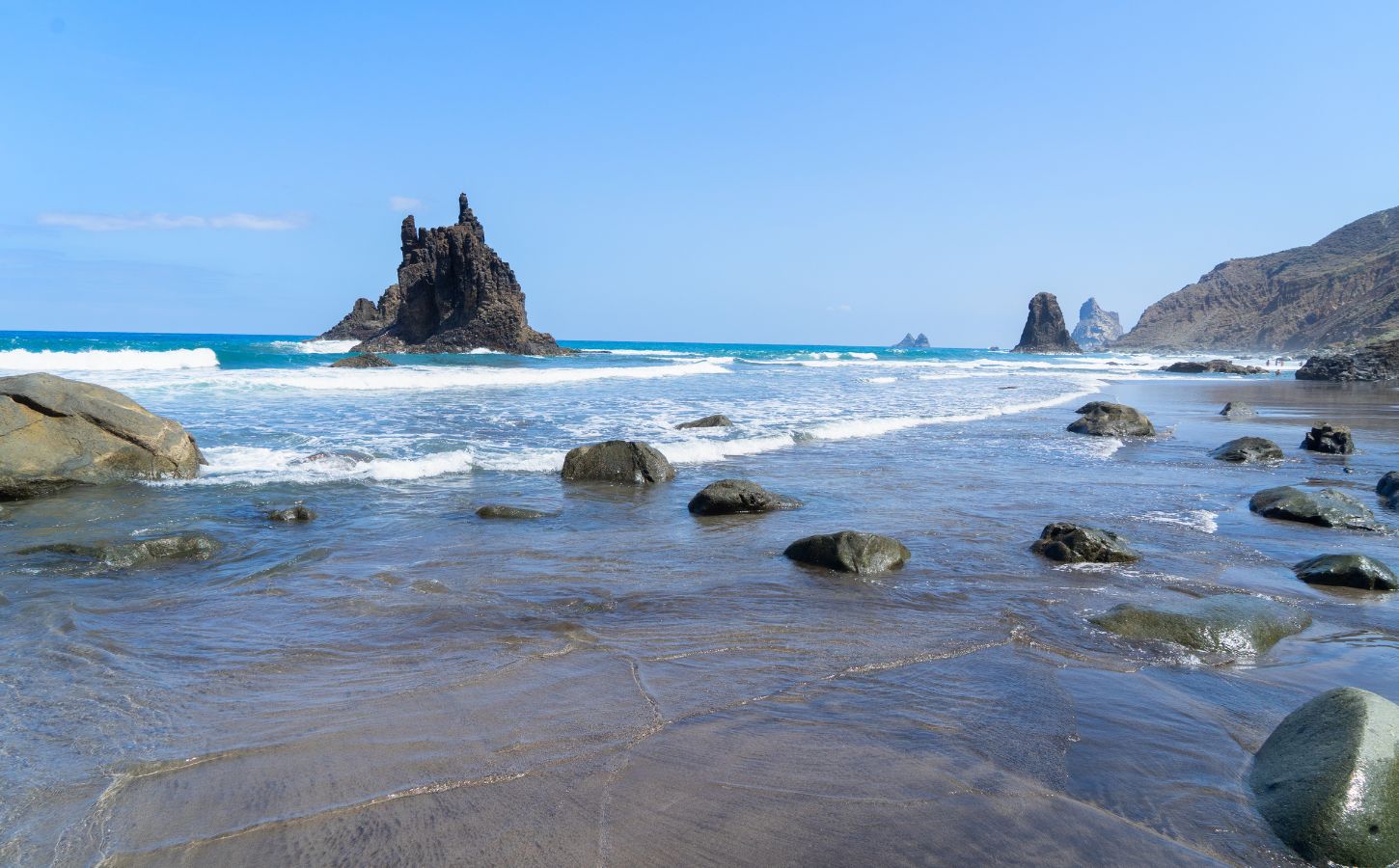 Wanderung zum Strand von Benijo schwarzer sandstrand von benijo teneriffa