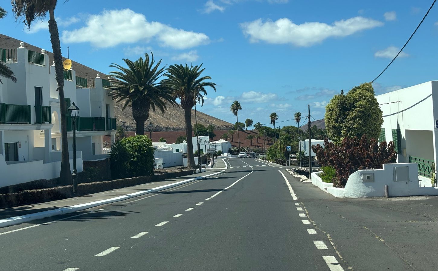 Straßen von Lanzarote durch ein kleines dorf fahren