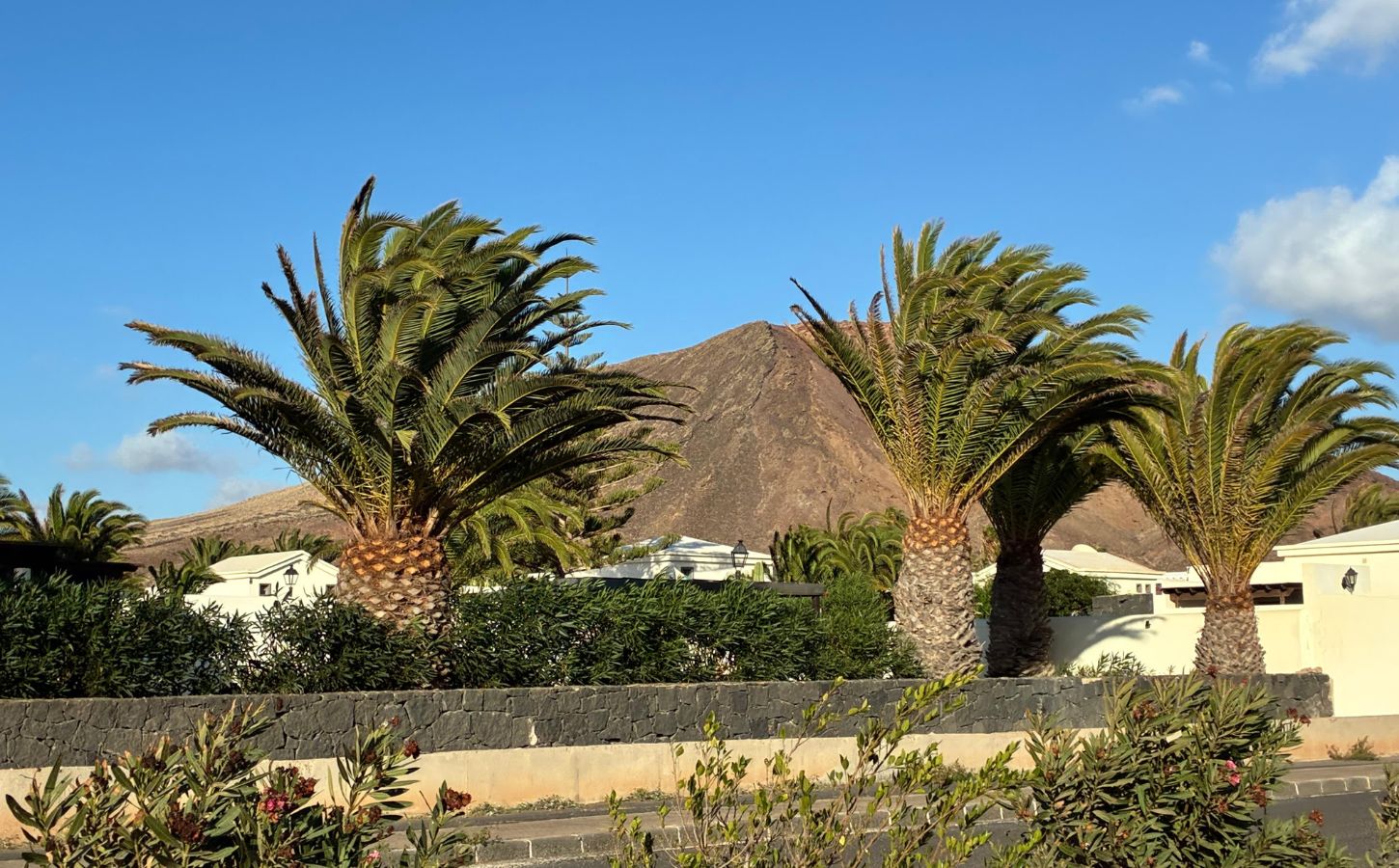 ville de playa blanca lanzarote montaña roja depuis playa blanca