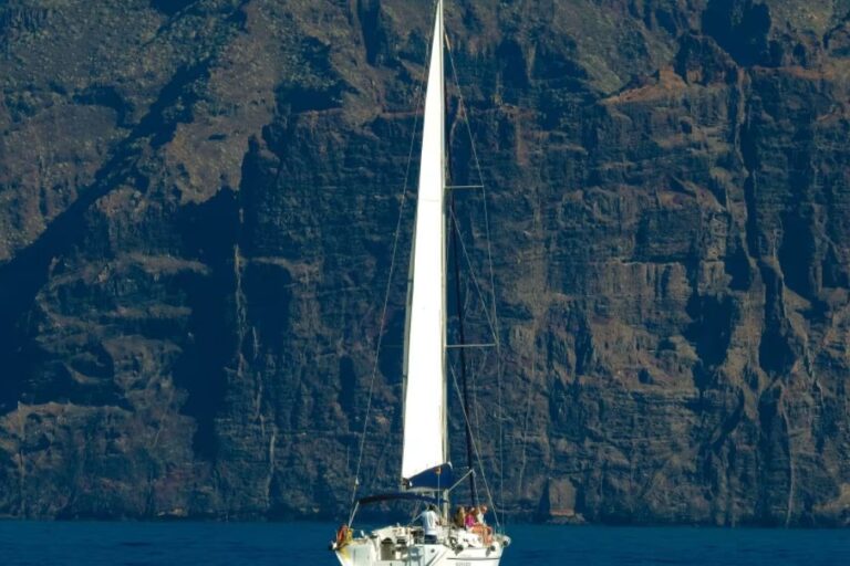 voilier avec los gigantes en fond los gigantes à tenerife