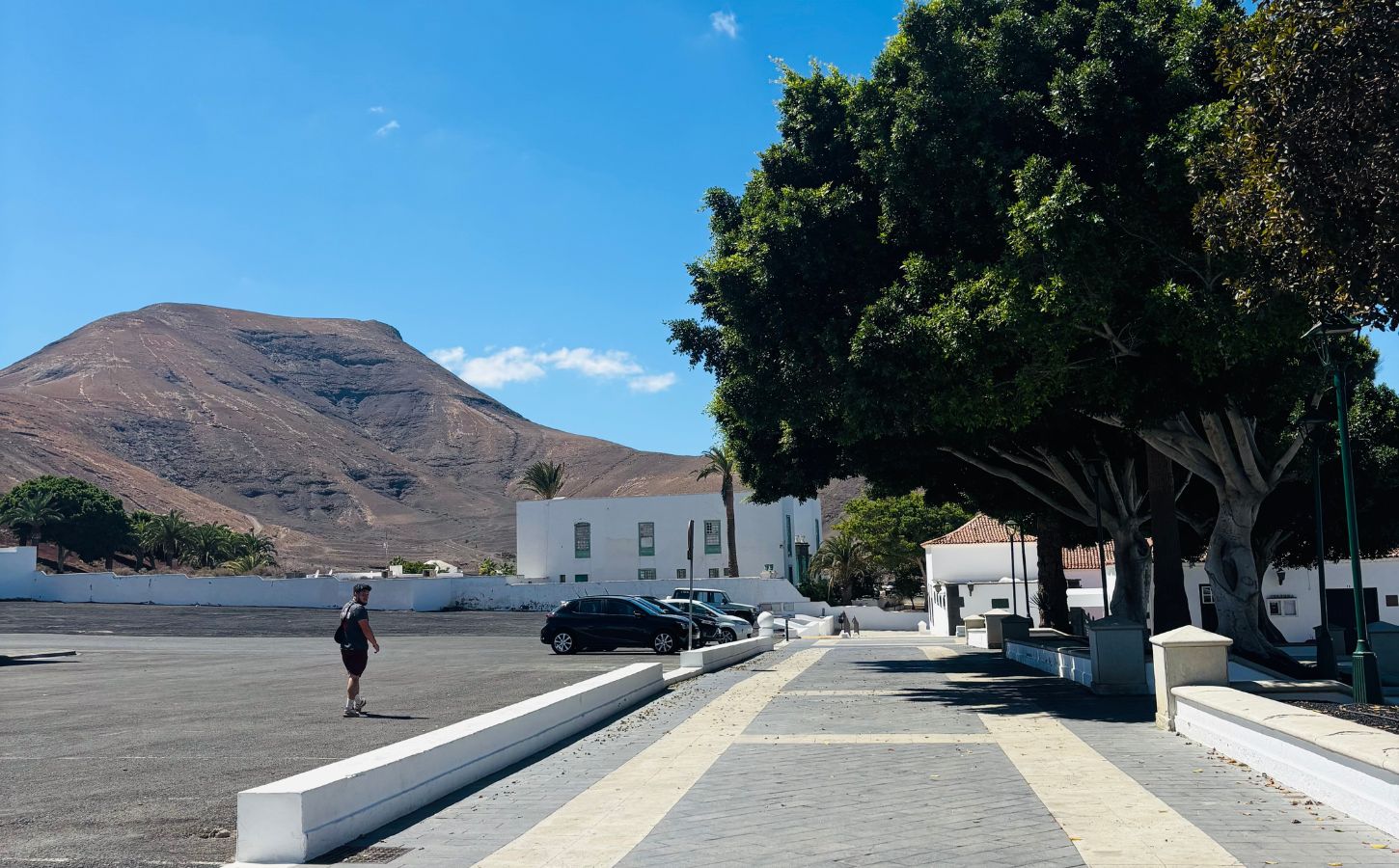 Die Insel Lanzarote erkunden kleines dorf umgeben von vulkanen lanzarote
