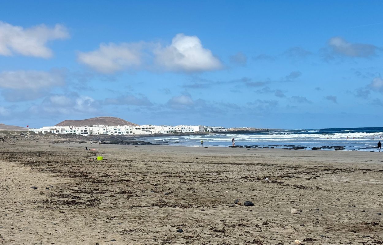 Strand von Famara auf Lanzarote strand im norden von lanzarote
