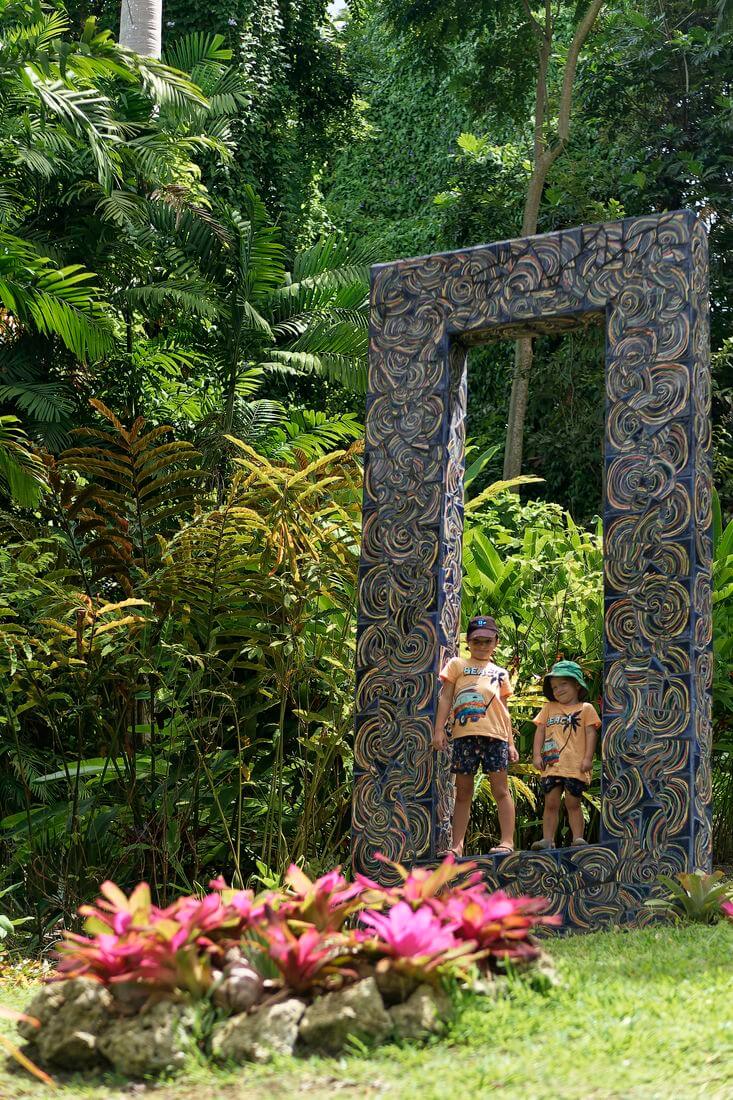 Arco de flores en el bosque Arco de flores en el bosque con niños