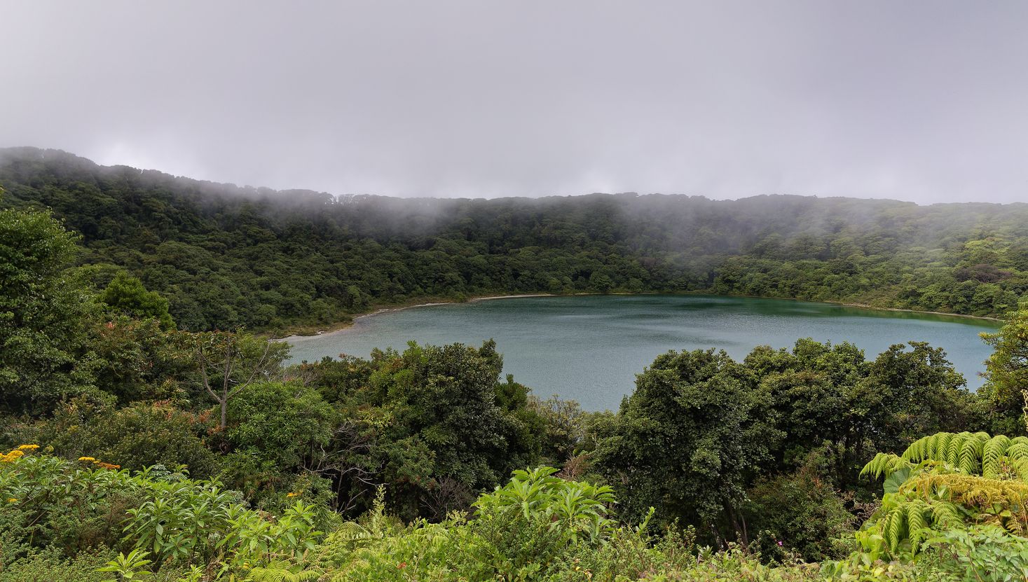 Laguna del volcán Poás Laguna junto al volcán Poás