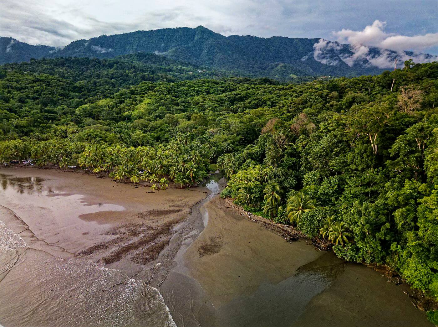 Playa salvaje en Costa Rica Playa hacia Uvita