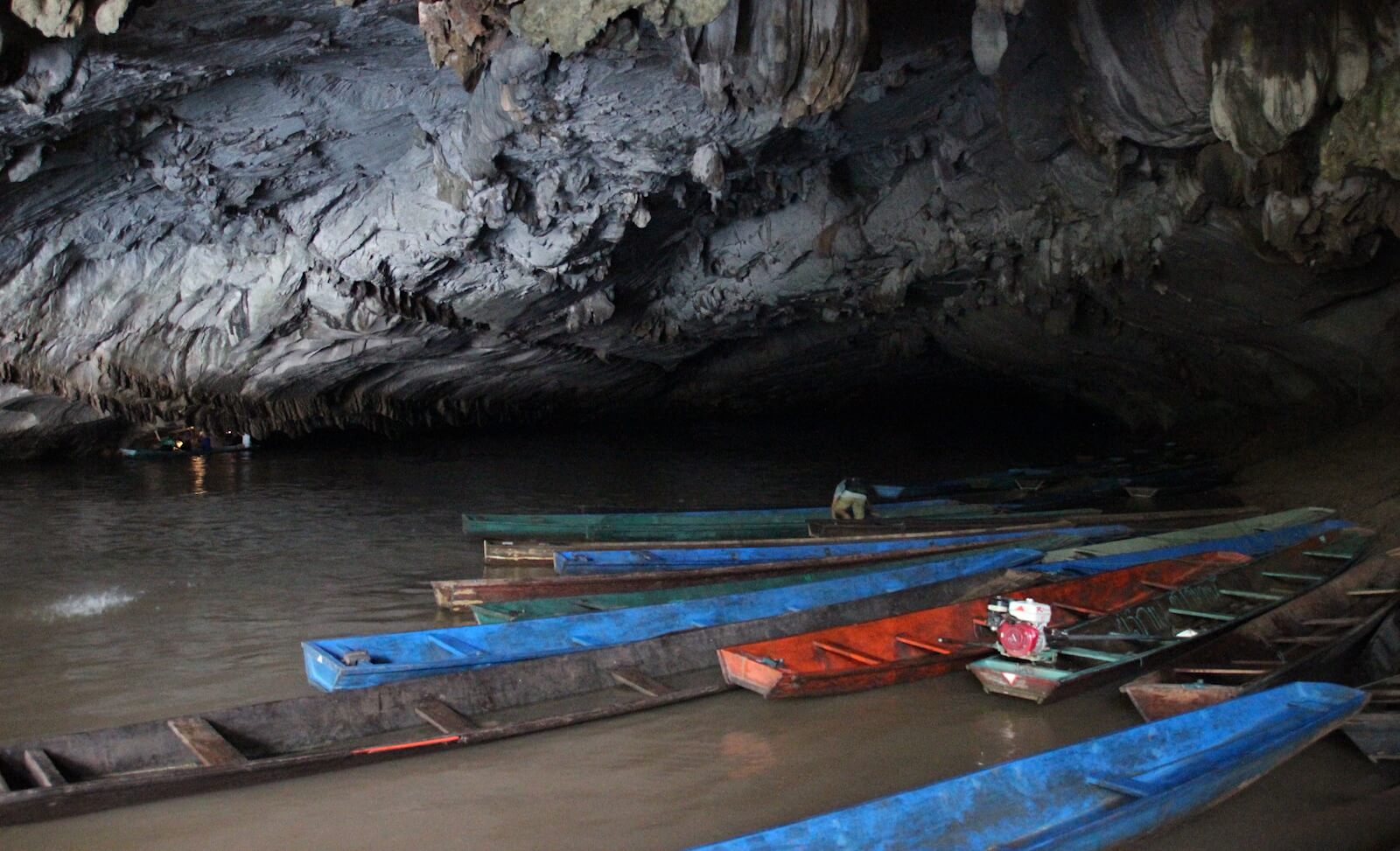 Qué hacer en el centro de Laos Visita a una cueva en Laos