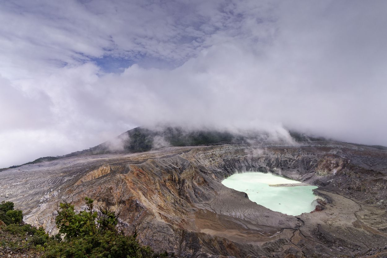 nube sobre el volcán Poás cima del volcán Poás
