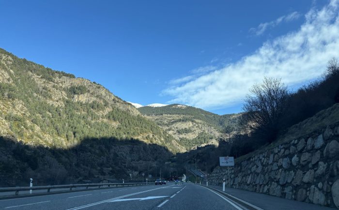 Landschaft entlang der Straße nach Andorra Straße in Andorra