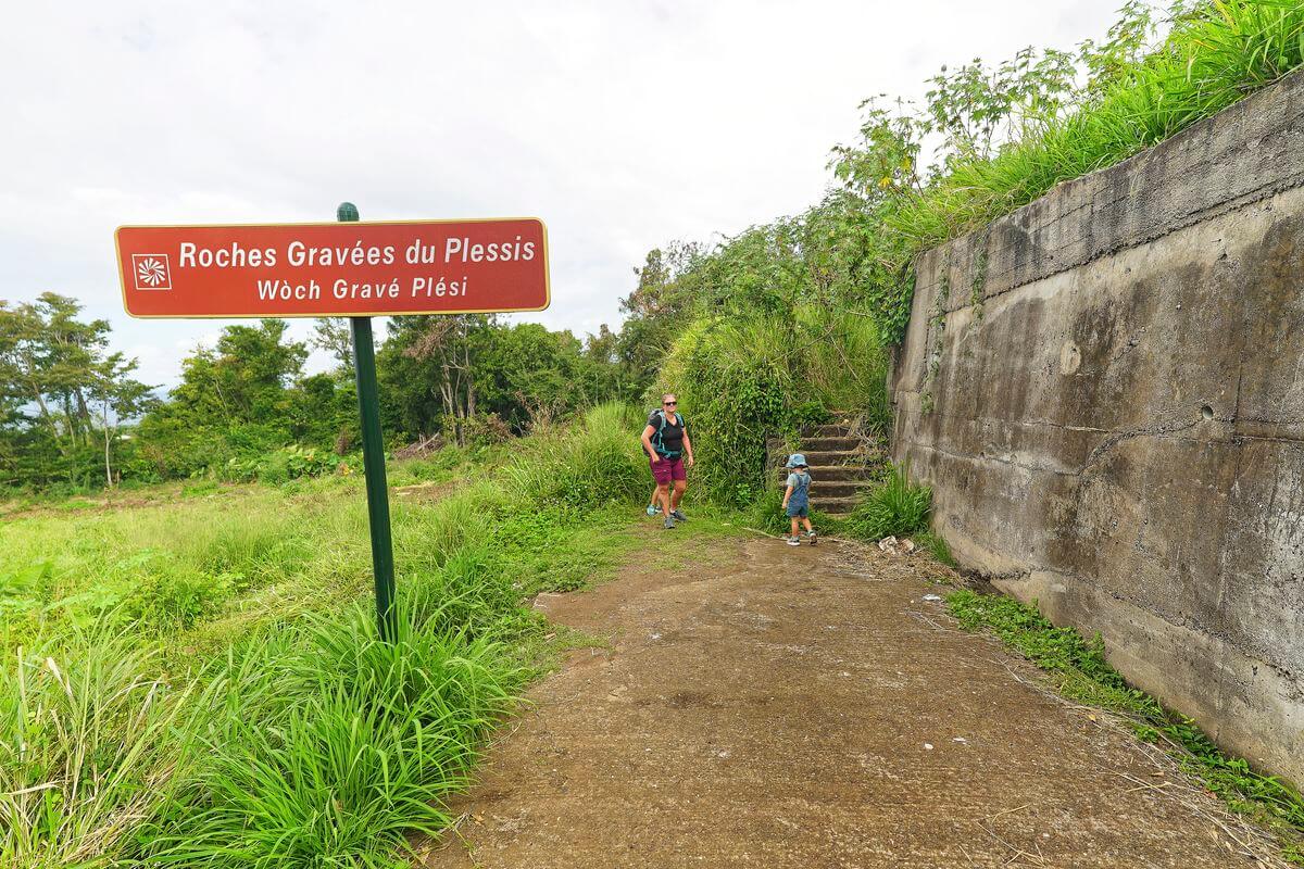 Eingang zum Wanderweg Willkommensschild, Eingang Cascade Kalinago, Guadeloupe
