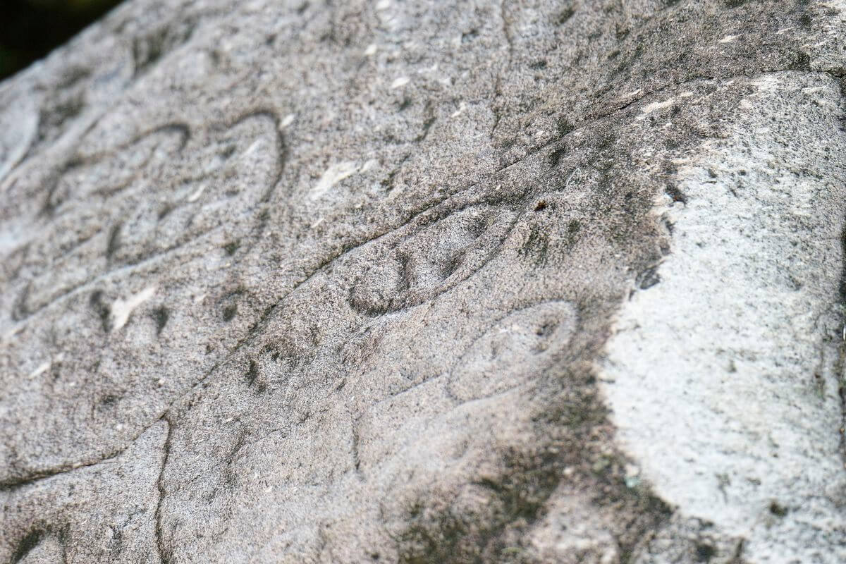 Amerindische Felsgravuren Ahnenhistorie in guadeloupeischem Stein eingraviert