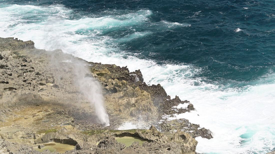 Trou du Souffleur in Guadeloupe Blowout am Trou du Souffleur