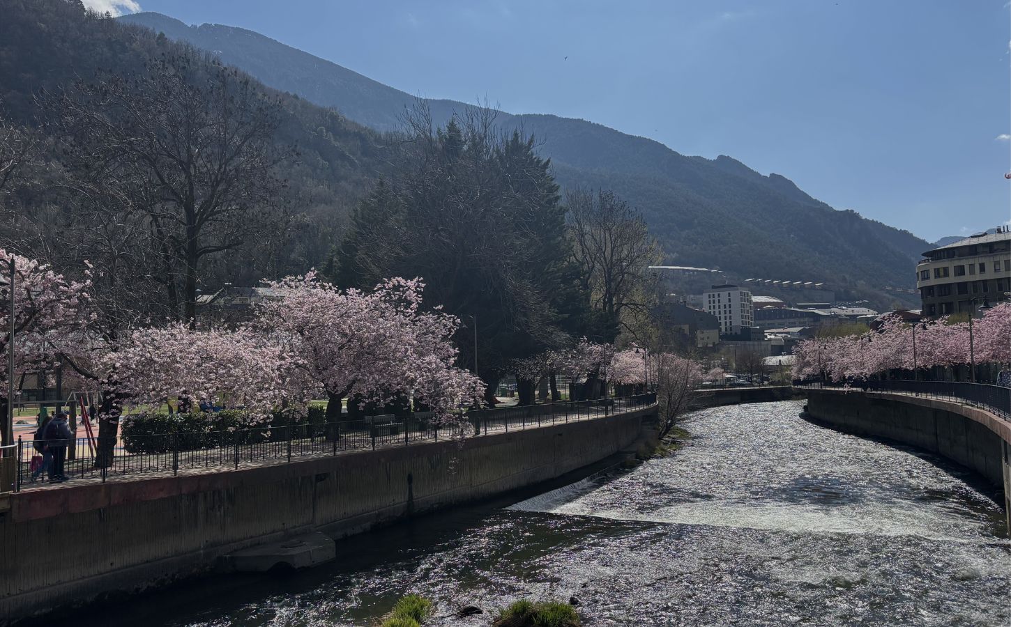 Andorra la Vella am Ende des Winters Im Winter in die Hauptstadt kommen