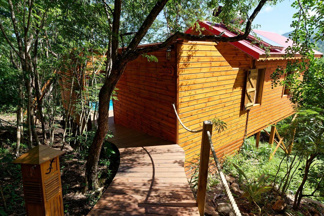 Spaziergang im Bungalow-Garten der Kolibris Bungalows des Ortes entdecken