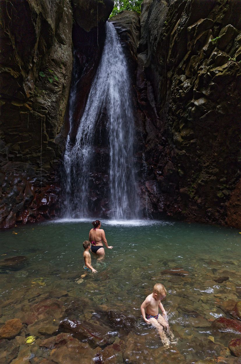Wasserfall im Park Im Wasserfall schwimmen