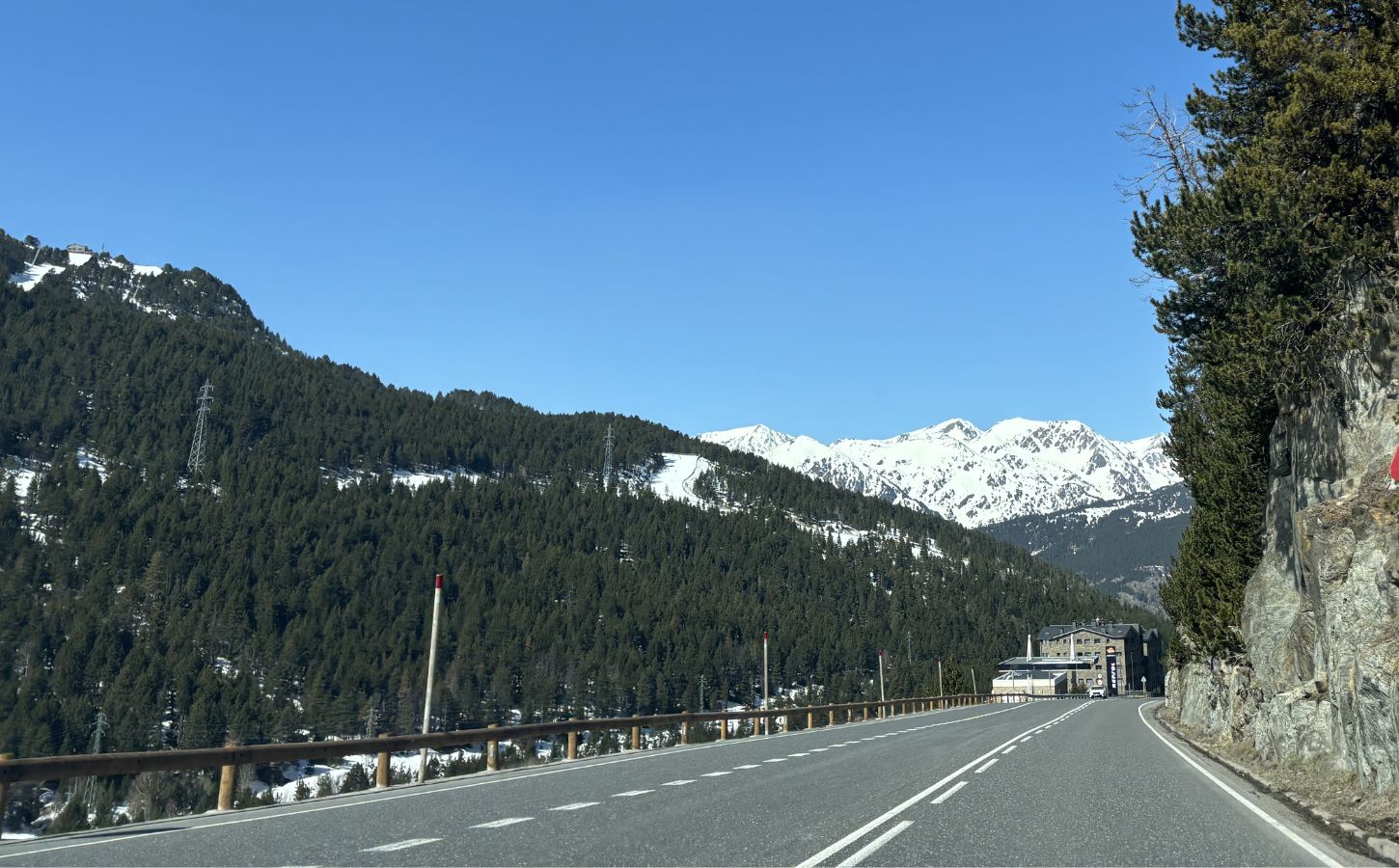 Wie man nach Andorra la Vella kommt Berglandschaften