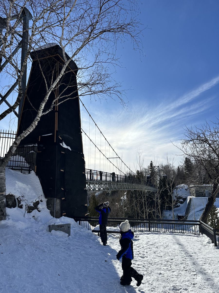Auf der anderen Seite der Brücke Kinder neben der Brücke