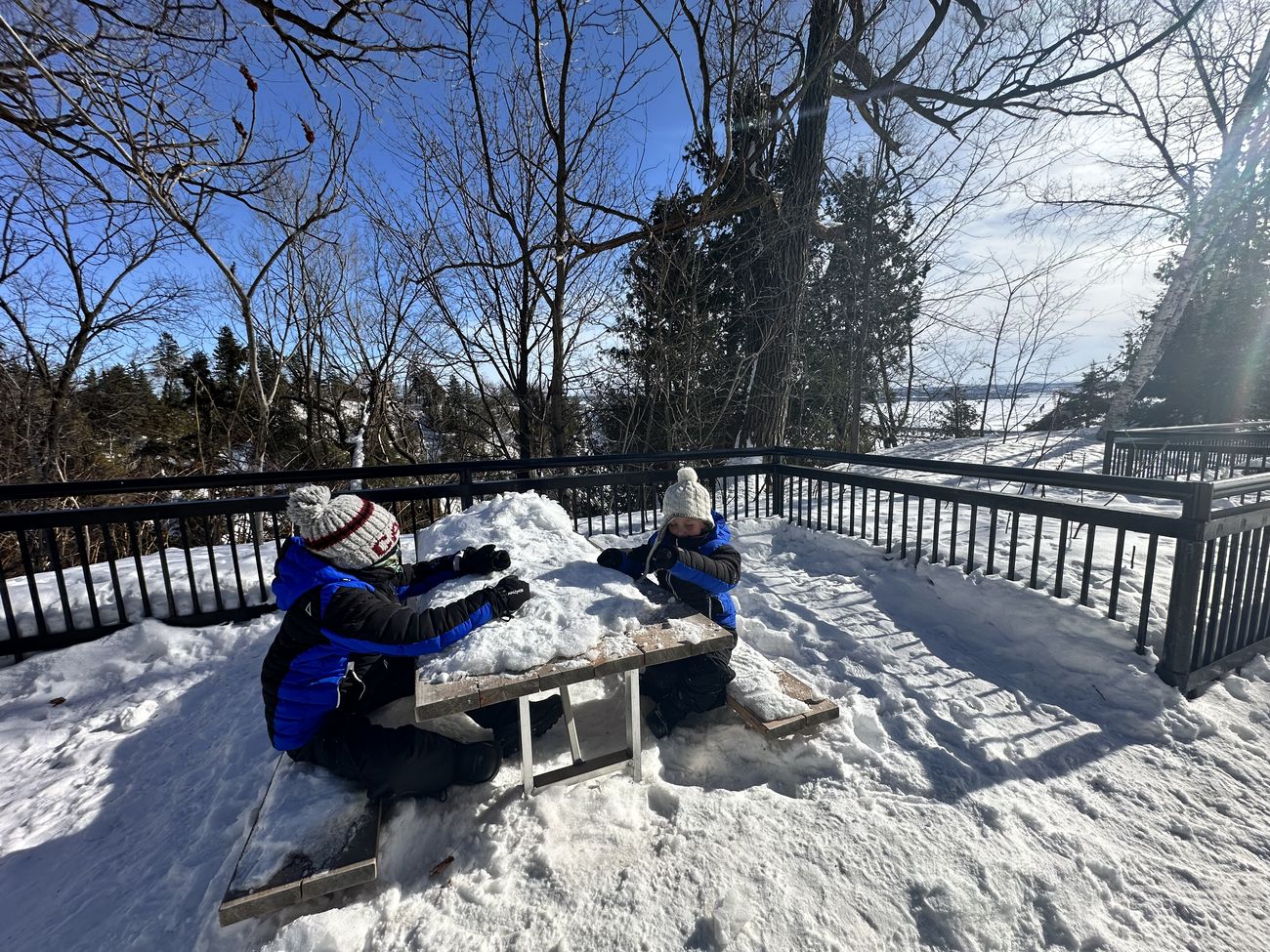 Fallende Kinder Kinder im Schnee und fallend