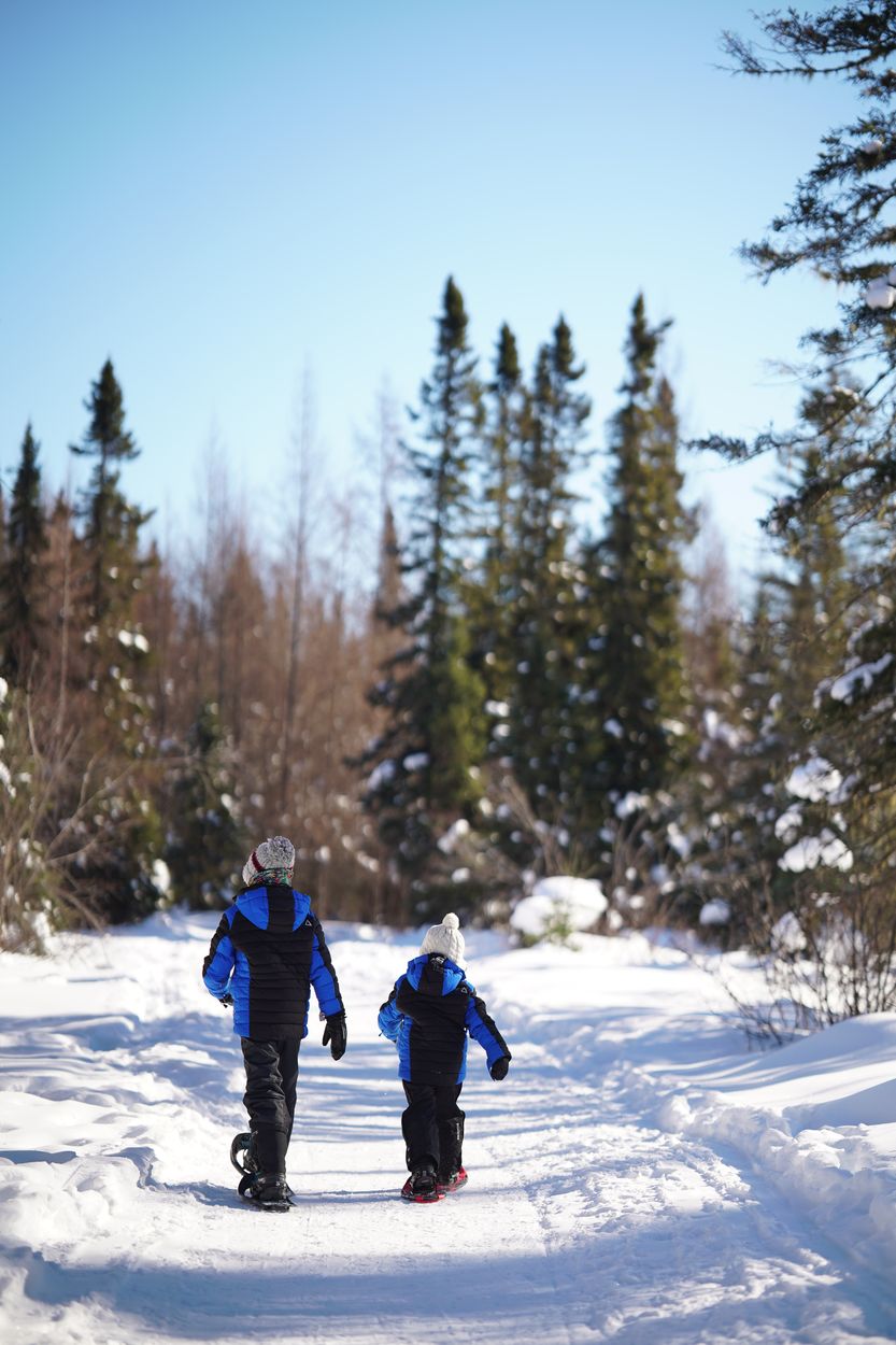 Kinder in den Monts Valin Schneeschuhwanderung