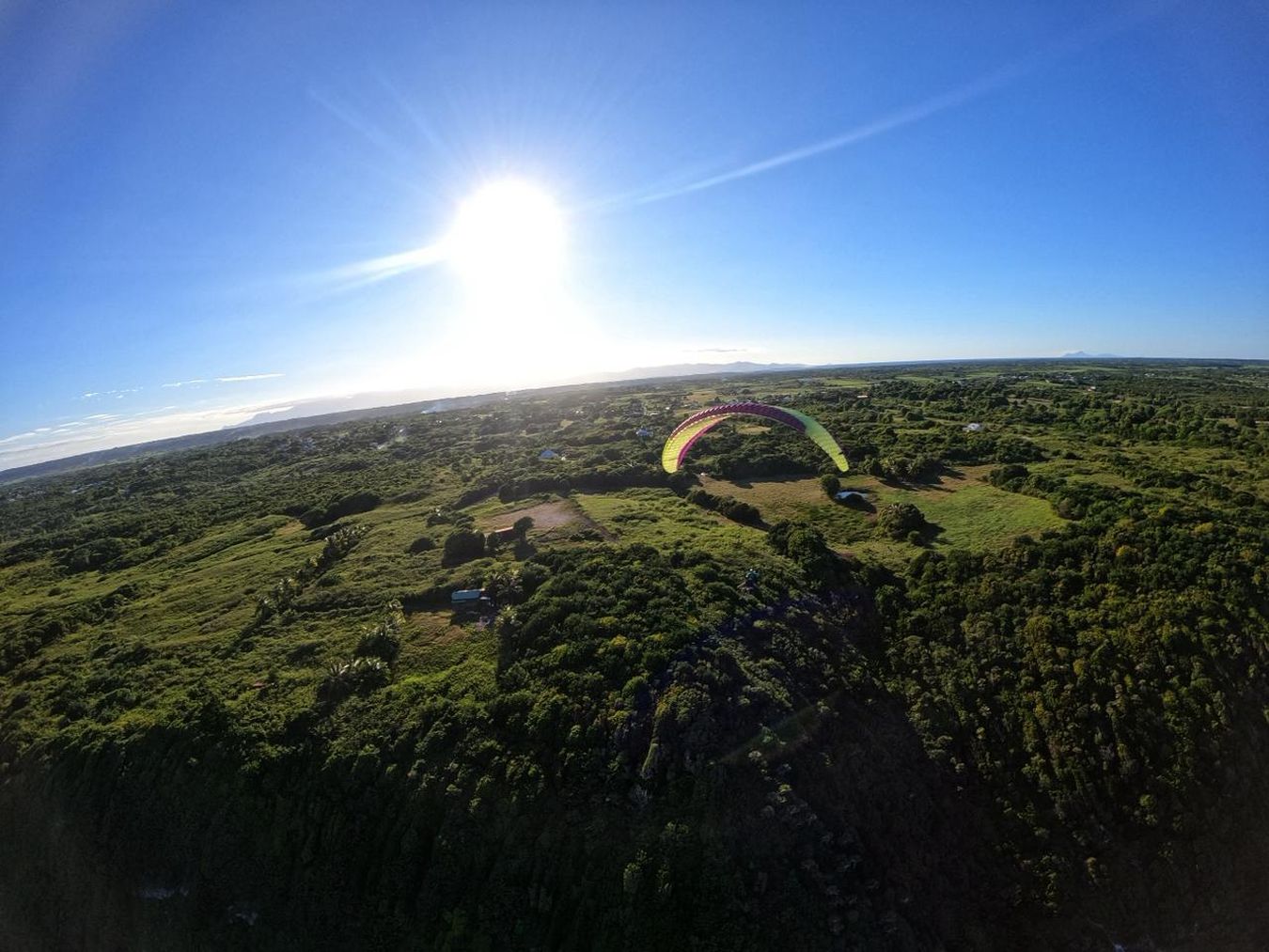 Gleitschirmflug-Test in Guadeloupe Gleitschirmfliegen und blauer Himmel